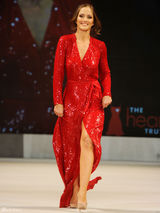 高清组图：敏卡-凯利红裙亮相纽约时装周慈善秀