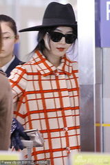 组图：范冰冰赴巴黎母亲送行 穿潮衣拿男包霸气外露