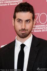 组图：《圣餐》发布会 导演西装革履来撑场