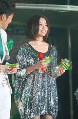 高清图：张靓颖短发造型亮相 揽获三项大奖风头最劲