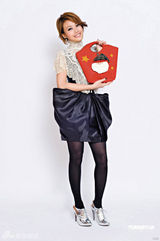 幻灯图集：容祖儿率师弟师妹拍宣传照 送圣诞祝愿