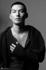 组图：严宽湿身型男写真 展性感大男人魅力