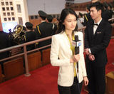 组图：2014两会美女记者众生态 美貌智慧并存