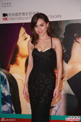 组图：47岁美魔女透视低V裙抛胸 成全场聚焦点