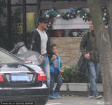 组图：咆哮帝马景涛黑超带子散步 变奶爸展笑颜