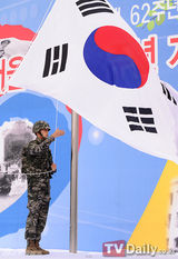 组图：韩星玄彬亮相部队活动 帅气未减眼神坚毅