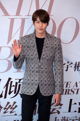 组图：金宇彬上海会粉丝 最想合作成龙章子怡