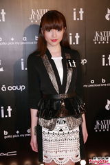 组图：周丽淇连诗雅干练造型亮相时装秀