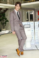 组图：怀秋胡宇崴新剧打造豪华办公室 否认耍大牌