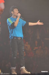 组图：梁汉文香港红馆开唱 圈中好友齐助阵