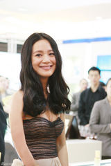 组图：周韵气质清新淡雅 出席剪彩活动