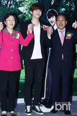 组图：2PM帅气出席慈善机构开业仪式 尼坤消瘦