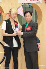 高清组图：容祖儿望林峰远离小人 撑阿Sa曾想生孩子