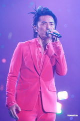 组图：郑伊健开唱遭催婚 女友蒙嘉慧到场欣赏