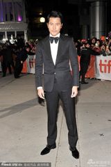 组图：《监视者们》首映 韩孝珠白裙红唇惹火