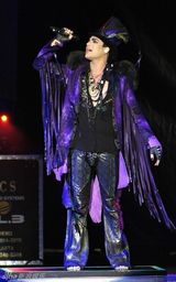 幻灯图集：《美偶》冠军亚当-兰伯特加拿大开唱