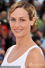 高清图：《单车男孩》导演吻女主角 小托马斯腼腆