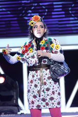 组图：hold住姐说相声造型似芙蓉 坦言多人追求