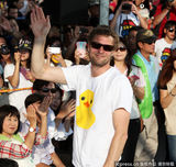 组图：小黄鸭充气萌翻路人 从“荷包蛋”变成鸭