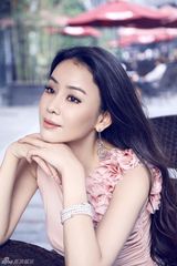 组图：齐千郡浪漫风情大片曝光 显动人熟女气质