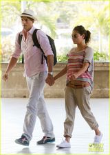 组图：阿什顿-库彻与女友库妮丝巴厘岛甜蜜度假