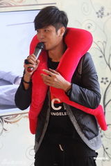 组图：罗志祥携新专辑进京 挑女友需考虑妈妈意见