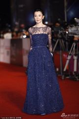 组图：张曼玉姹紫长裙气场足 红唇皓齿心情靓