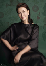 组图：王茜黑色丝绸长裙御姐范儿足