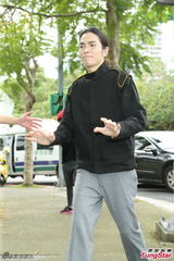 组图：富婆粉丝涉嫌教唆泼粪 萧敬腾称告到底