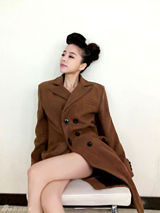 组图：袁颖芬时尚写真 长卷发披肩女人味