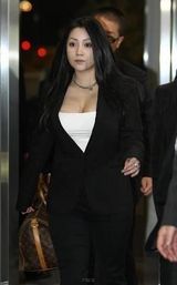 组图：日本女优涉毒接受尿检 风骚现身大秀巨胸