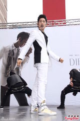 组图：吴建豪台北签唱惜肉如金湿背猛擦汗