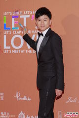 群星闪耀嫣然基金晚宴 王菲旗袍装与李亚鹏恩爱