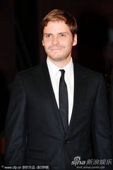 组图：非竞赛片《伊娃》首映 女演员与导演共舞