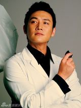 组图：陆毅拍大片化身制表师 白色造型个性十足