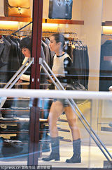 组图：何超云拖母亲名店扫货 半小时豪花数十万