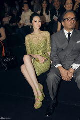 组图：吴佩慈透视绿裙亮相巴黎时装周收官秀