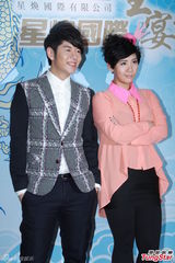 组图：郑欣宜崩溃悼亡母 许廷铿反击同志传闻