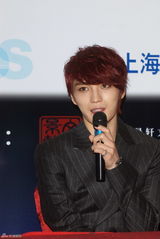 组图：韩国人气偶像金在中亮相上海魅惑帅气