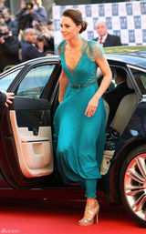 组图：英国凯特王妃蕾丝礼服亮相皇家音乐会