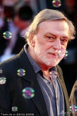 组图：爱娃助阵《沙漠驼影》首映 现场玩吹泡泡