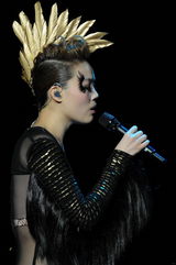 组图：容祖儿巡演多伦多站 着黑网袜翘臀大秀性感