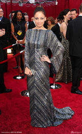 高清组图：奥斯卡红毯 妮可-里奇灰色礼服丰姿绰约 