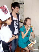 幻灯图：周永恒为老婆惊喜整泡芙 阿Roy期待BB出世