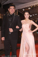 组图：杨千霈亮相金钟奖红毯 粉裙性感甜美