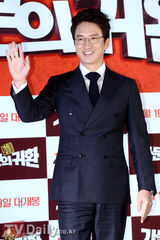 组图：韩星尹斗俊试映会上发懵 金敏贞着性感露背裙