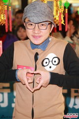 组图：王祖蓝赠女友附属卡 万绮雯将与老公旅行