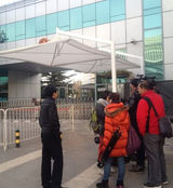 组图：李某某二审囚车遭围拍 梦鸽驱车闪入法院