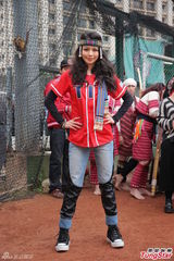 组图：徐若瑄携母亮相 装扮民族风