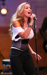 幻灯：丽安娜-刘易斯BBC一展豪嗓 露肩开衫尤显可爱